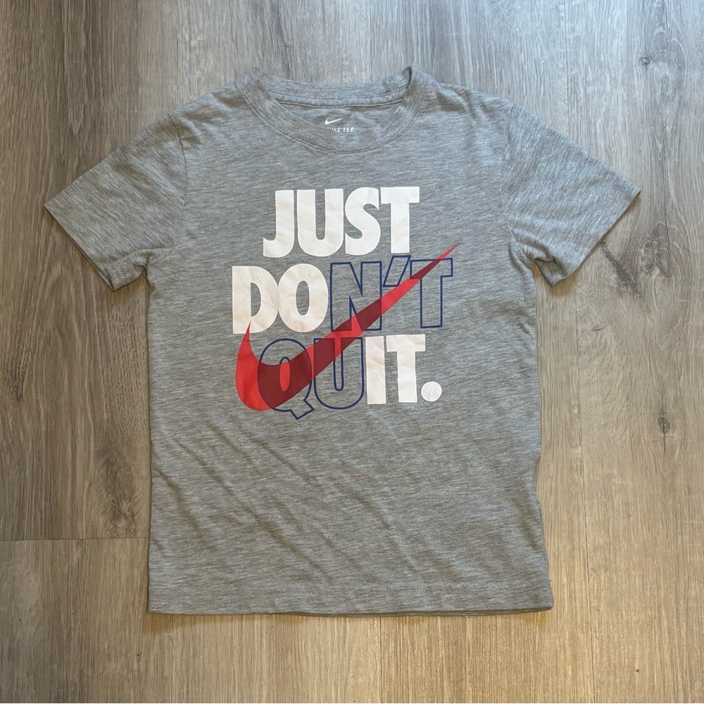 Boy’s Nike Heather Grey Logo Swoosh Grqphic T-Shirt M (5/6)